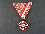 Vojenský záslužný kříž III. třídy s vál. dekorací, postříbřený bronz, mírně poškozený smalt, původní vojenská stuha s meči