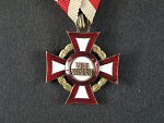 Vojenský záslužný kříž III. třídy s vál. dekorací, postříbřený bronz, mírně poškozený smalt, původní vojenská stuha s meči