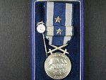 Československá vojenská medaile Za zásluhy, stříbrná + miniatura, dekret a etue