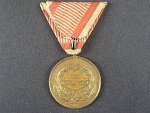Zlatá medaile za statečnost, 1914-1917, náhradní kov, zlacený bronz, varianta portrétu, původní vojenská stuha