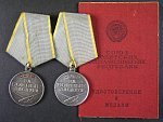 Medaile za bojové zásluhy č.2618288, druhá nečíslovaná + udělovací knížka na obě medaile