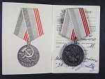 Medaile veterán práce + udělovací knížka