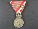Stříbrná vojenská záslužná medaile Signum Laudis F.J.I., postříbřený bronz, původní voj. stuha s meči