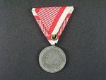 Medaile za statečnost II. třídy, náhradní kov, zinek, nová vojenská stuha, vydání 1914 - 1917