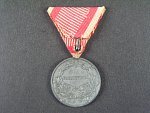 Medaile za statečnost I. třídy, náhradní kov, původní vojenská stuha, vydání 1917 - 1918