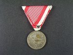Medaile za statečnost II. třídy, postříbřený bronz, nová vojenská stuha, vydání 1917 - 1918