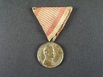 Medaile za statečnost II. třídy, postříbřený bronz, původní vojenská stuha, vydání 1917 - 1918