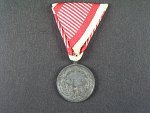 Bronzová medaile za statečnost, zinek, nová vojenská stuha, vydání 1917 - 1918