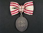 Stříbrná čestná medaile Za zásluhy o Červený Kříž na dámské stuze, postříbřená, náhradní kov