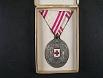 Bronzová čestná medaile Za zásluhy o Červený Kříž, náhradní kov, zinek, původní stuha + etue