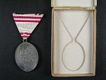 Bronzová čestná medaile Za zásluhy o Červený Kříž, náhradní kov, zinek, původní stuha + etue
