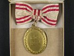 Bronzová čestná medaile Za zásluhy o Červený Kříž s válečnou dekorací na dámské stuze, původní etue