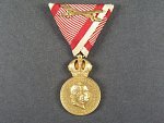 Vojenská záslužná medaile Signum Laudis F.J.I., zlacený bronz, původní voj. stuha s meči