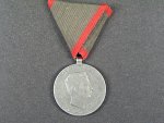 Medaile Za zranění z r. 1917 na stuze pro trvalou invaliditu, na hraně značka W&A a 1918