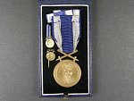 Československá vojenská medaile Za zásluhy, bronzová + 2 miniatury a etue Spink & Son