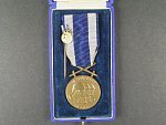 Československá vojenská medaile Za zásluhy, bronzová + miniatura a etue