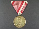 Zlatá medaile za statečnost, 1914-1917, zlacený bronz, na hraně značka BRONZE, původní vojenská stuha