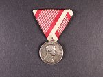 Medaile za statečnost II. třídy, Ag, nová vojenská stuha, vydání 1917 - 1918, na hraně značka A