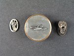 Čepicový odznak, odznak do knoflíkoné dírky, odznak na jehlu s ulomenou jehlou, 1938-45, 3 ks.
