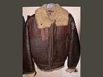 kožená letecká bunda B-3 USAAF z WW2. Vše původní včetně štítku a kresleného znaku USAAF. Velikost M-L. opravovaná.