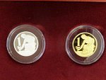 zlatá a stříbrná replika 1 Kčs 1961, číslované č. 065, Au 986, 7,8g, Ag 925, 7,8g ,průměr 23 mm, limit 150ks (Au) a 200ks (Ag), dřevěná společná etue, certifikáty 