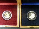 Zlatá a stříbrná replika 1 Kčs 1991, číslované č. EA 0009, autorské odražky, Au 986, 7,8g, Ag 925, 7,8g ,průměr 23 mm, limit 150ks (Au) a 200ks (Ag), dřevěné etue, certifikáty 