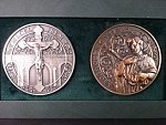 Ag + Cu pamětní medaile A.Baltaeva - Jan Nepomucký z cyklu pocta medailérům, Ag 999, 110 g, průměr 60 mm, Tombak 95 g, 60 mm, ražba Česká mincovna 2024, náklad 30 ks, etue, certifikát