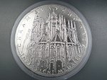 první investiční platinová medaile - Chrám sv. Víta rok 2009, váha 500g, průměr 85mm, platina Pt 999, číslo 109, náklad 400ks, certifikát , dřevěná luxusní etue, dnešní cena z mincovny 790.000.-, bezv