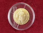 Jubilejní Svatováclavský dukát 2015 prvoražba návrhu Josefa Šejnosty z r. 1923, limitovaná edice s vystupujícím číslováním, číslovaný č. 215, odvědčení o ryzosti z Puncovního úřadu, Au 986, 3,58g