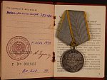 Medaile za bojové zásluhy č.723032 + udělovací knížka