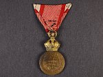 Bronzová Vojenská záslužná medaile Signum Laudis F.J.I., poškrábaná, původní voj. stuha
