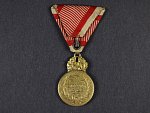 Bronzová vojenská záslužná  medaile - SIGNUM LAUDIS Karel I., původní vojenská stuha, na hraně značka BRONZE