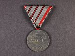 Medaile Za zranění z r. 1917 na stuze za tři zranění, na hraně značka W&A