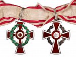 Vyznamenání za Zásluhy o Červený kříž, kříž I. stupně s válečnou dekorací, punc Ag, značka výrobce JS (Johann/Rudolf Souval), původní kratší stuha