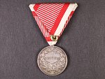 Medaile za statečnost II. třídy, Ag, nová vojenská stuha, vydání 1917 - 1918, na hraně značka A
