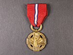 Československá revoluční medaile, těžký typ, varianta s podpisem medailera