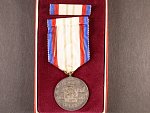 Medaile - Za upevňování přátelství ve zbrani II. třída, etue