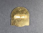 Odznak AZ KVASINY NP KAROSERIE CZECHOSLOVAKIA, pozlacený bronz, smalty, 33x31 mm, upínání na dva vodorovné ploché úchyty