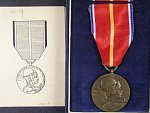 Dukelská pamětní medaile, udělovací dekret a etue