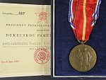 Dukelská pamětní medaile, udělovací dekret a etue