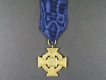 Záslužný odznak za věrné služby, 1. stupeň zlatý za 40 let, pozlacený bronz, smalt, původní stuha