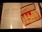 Onori et Glorie, Antonio Spada r.1980, nizkonakladova luxusni publikace v kozenych deskach o radech z Francie, R-U, Ruska, detailni barevne fotografie jednotlivych exemplaru, 321 stran