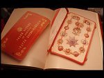 Onori et Glorie, Antonio Spada r.1980, nizkonakladova luxusni publikace v kozenych deskach o radech z Francie, R-U, Ruska, detailni barevne fotografie jednotlivych exemplaru, 321 stran