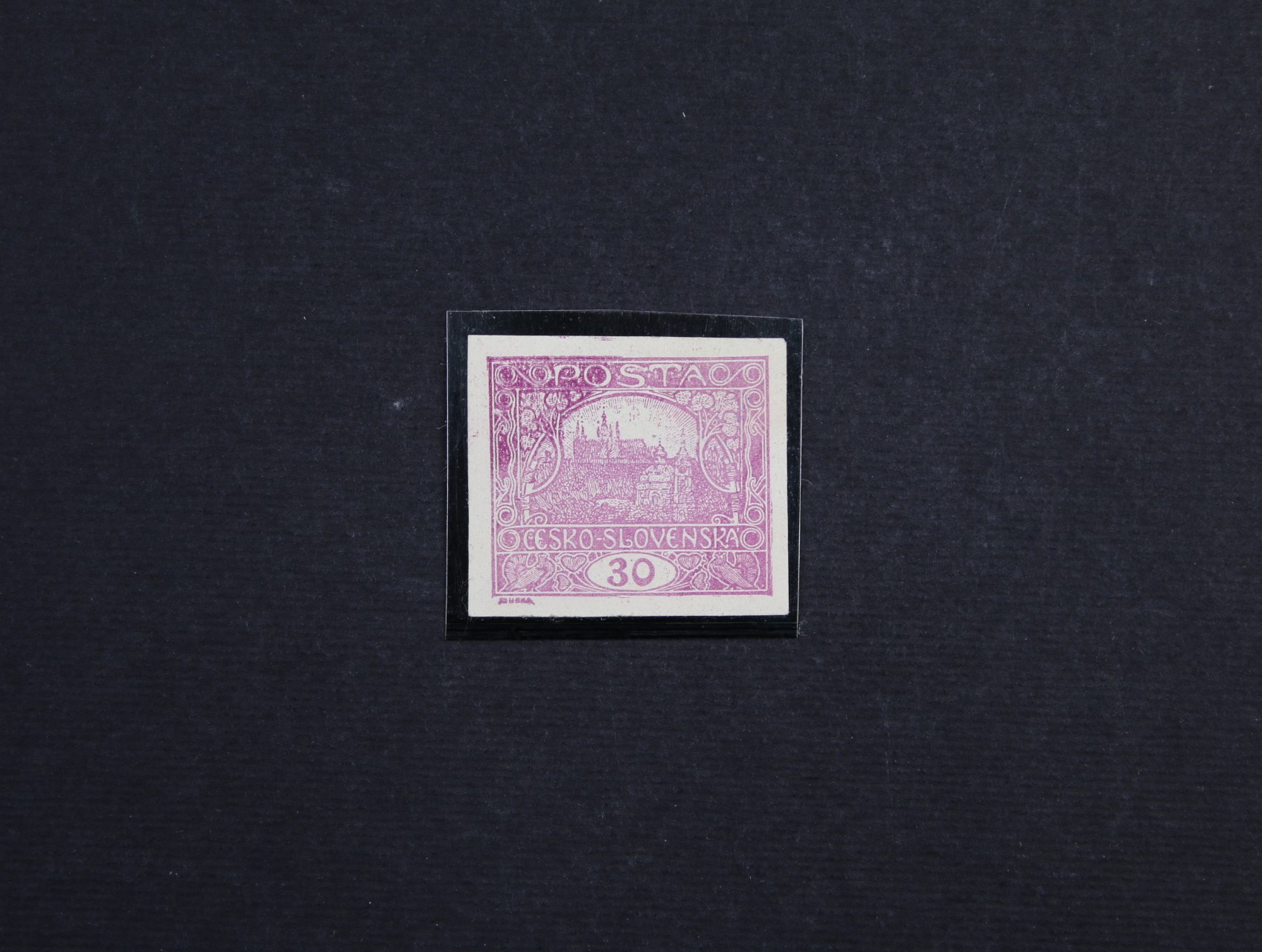 zn. č. 13 N 30h světlefialová, v levém horním rohu tmavěfialová, zk. Gilbert, opravovaný lep