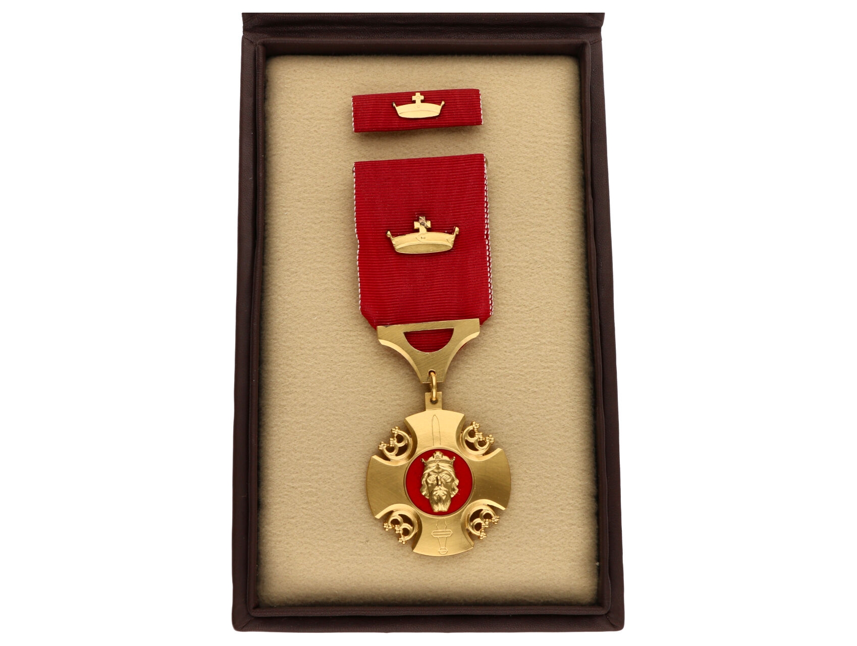 Pribinův kříž I. třídy, autorský odražek, značen EA2, pozlacené stříbro, punc Ag, ryzostní značka 925 a značka výrobce MK (mincovna Kremnica), originální etue.