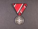 Medaile červeného kříže 3. třídy, železo, na trojůhelníkové stuze