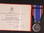Medaile - za pracovní věrnost - ČSSR, punc Ag 925/1000, značka výrobce Mincovna Kremnica + knížka