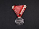 Medaile za statečnost II. třídy, Ag, nová vojenská stuha, vydání 1917 - 1918, na hraně značka A