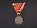 Medaile za statečnost II. třídy, Ag, původní vojenská stuha, vydání 1917 - 1918, na hraně značka A