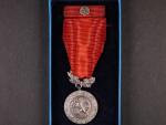 Medaile - Za zásluhy o obranu vlasti - ČSR, punc Ag, ryzostní značka 900, značka výrobce Zukov, ministužka, etue